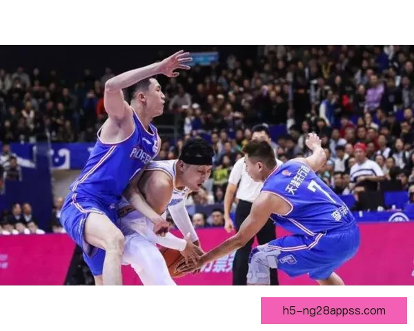 41岁老爸竟单挑把篮板掰碎 41岁老爸竟单挑把篮板掰碎